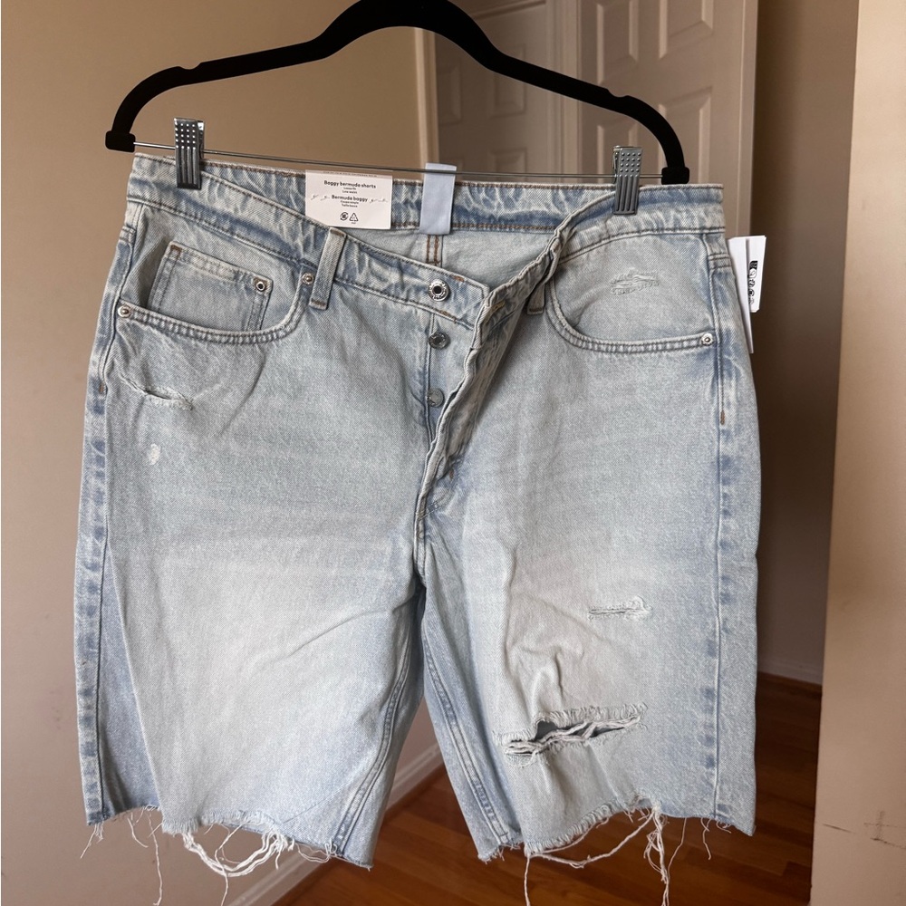 NWT H&M womens light wash baggy ripped Bermuda shorts low rise loose fit